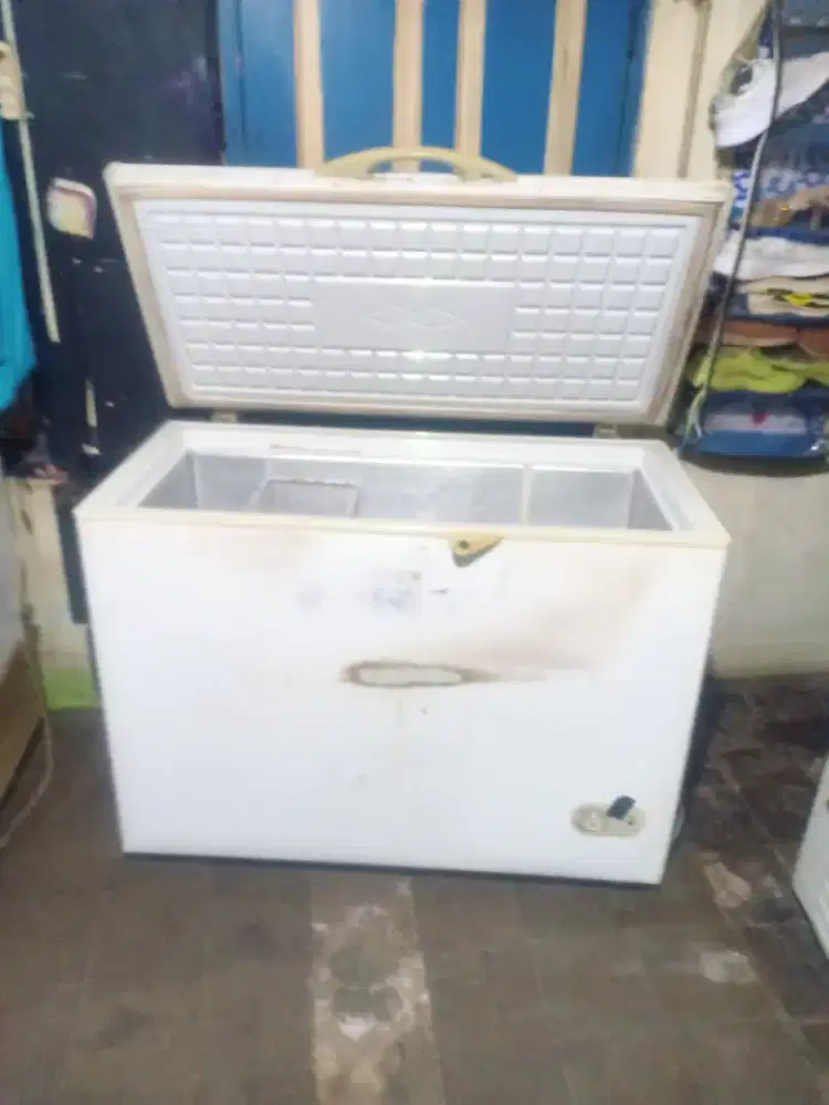 Jual frizer BOK merk Sharp kapasitas 300 liter dingin beku normal