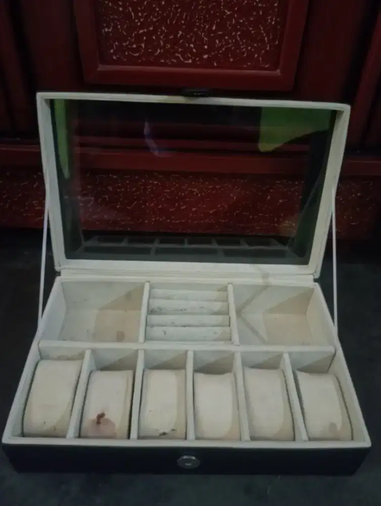 Box Jam Tangan Kaca