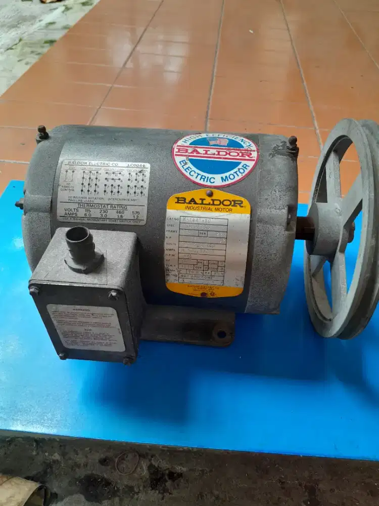 DINAMO 1,5HP 3 PHASE 220/380/440 VOLTS MERK BALDOR MADE IN USA