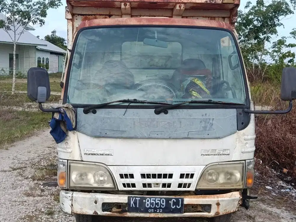 Dijual Isuzu NKR 2011