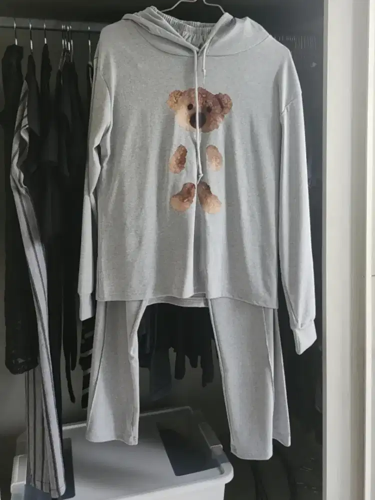 Atasan dan bawahan ada topi