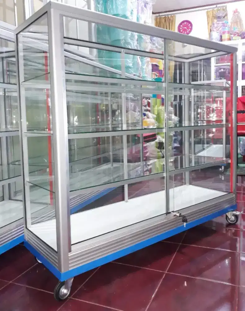 Etalase Panjang 1,2M Pakai Roda Besar & Kunci