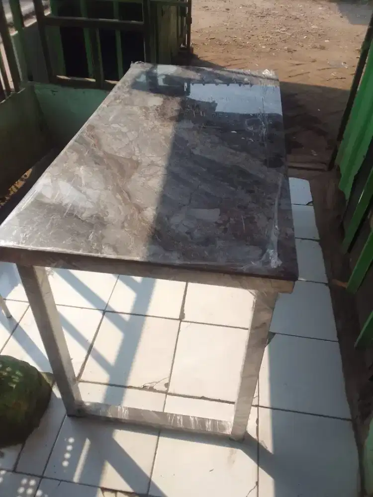 Meja makan alas Marmer rangka stainless