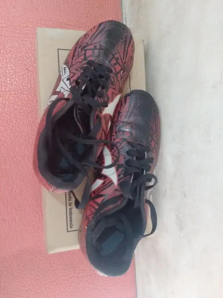 Sepatu futsal ortuseight