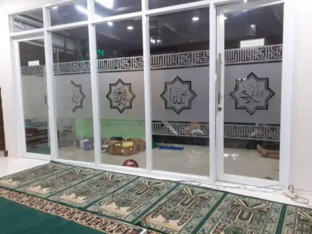 Partisi aluminium plus stiker kaligrafi masjid