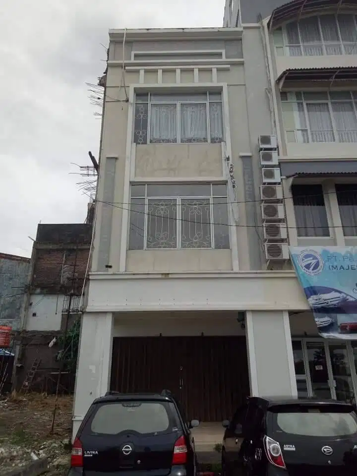 Ruko Lokasi Strategis, Dekat Pusat Kota Cocok buat usaha. DIJUAL CEPAT