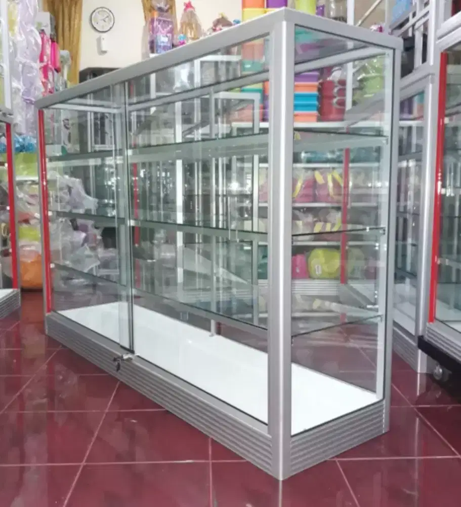 Etalase 1,5 Meter × 1 Meter Untuk Perlengkapan Toko