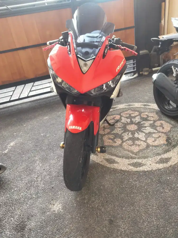 Yamaha R25 merah