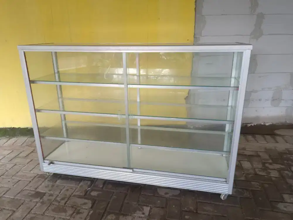 Etalase ukuran besar