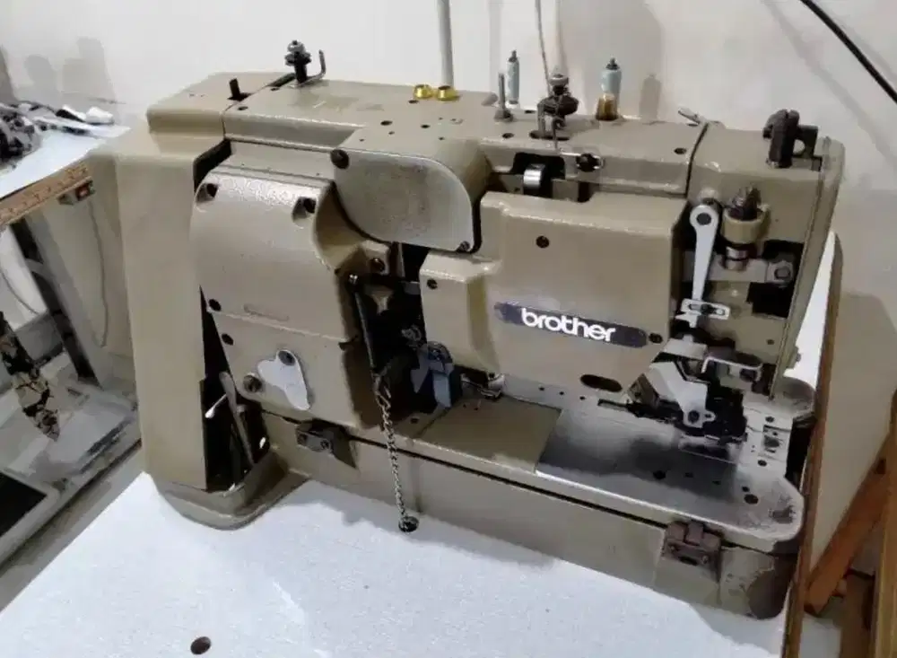 MESIN LUBANG KANCING MEREK BROTHERS