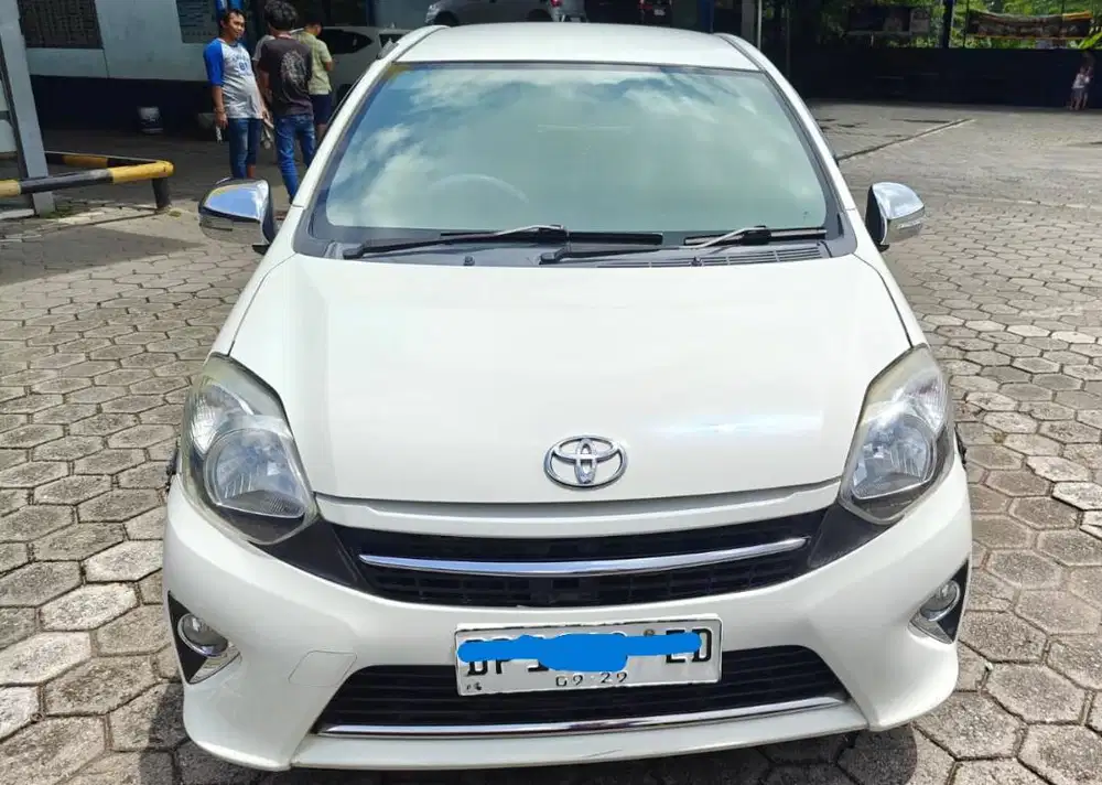 Toyota Agya putih mulus normal