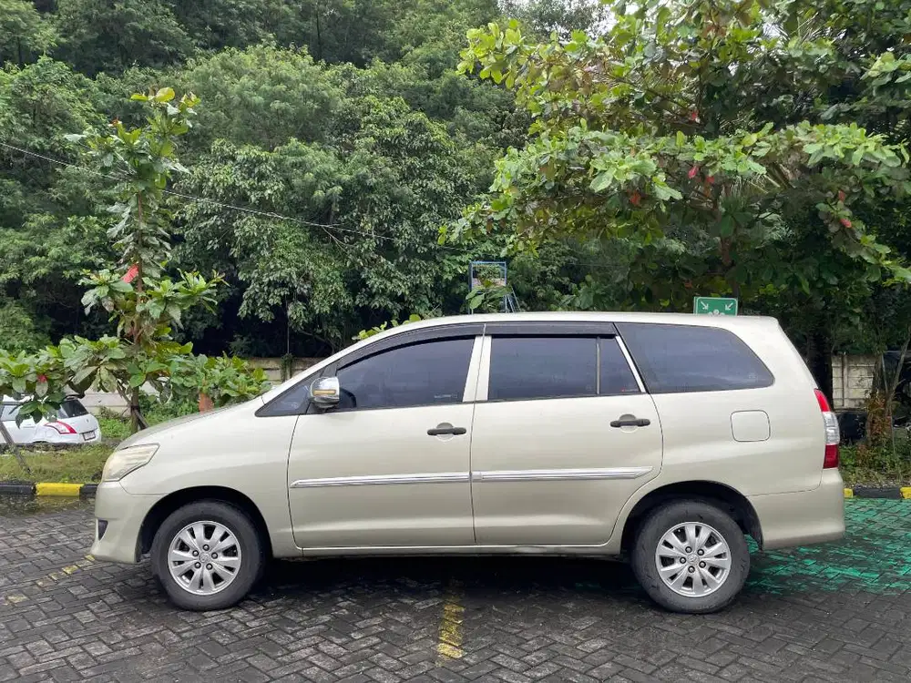 DIjual Toyota Innova E Bensin MT Tahun 2012
