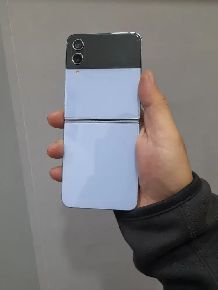 Samsung z flip 4 512gb 5g sein like new