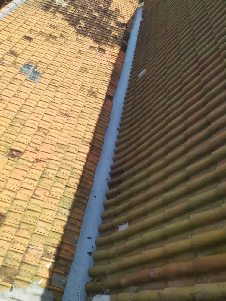 Spesialis atap genteng rembes,servis atap genteng retak,plafon jebol,