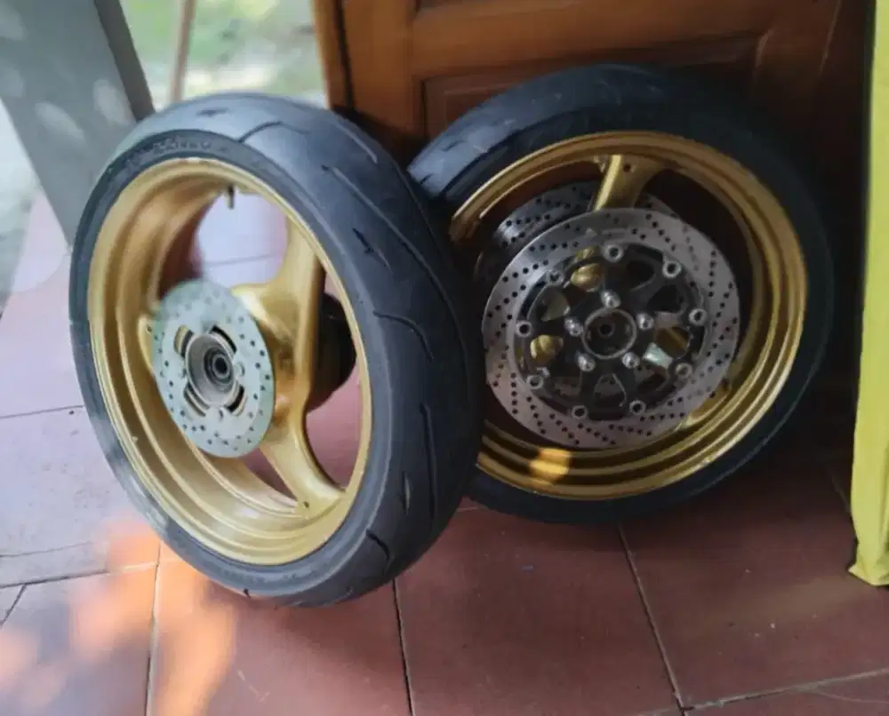 Velk Suzuky GSX 600cc triple disk