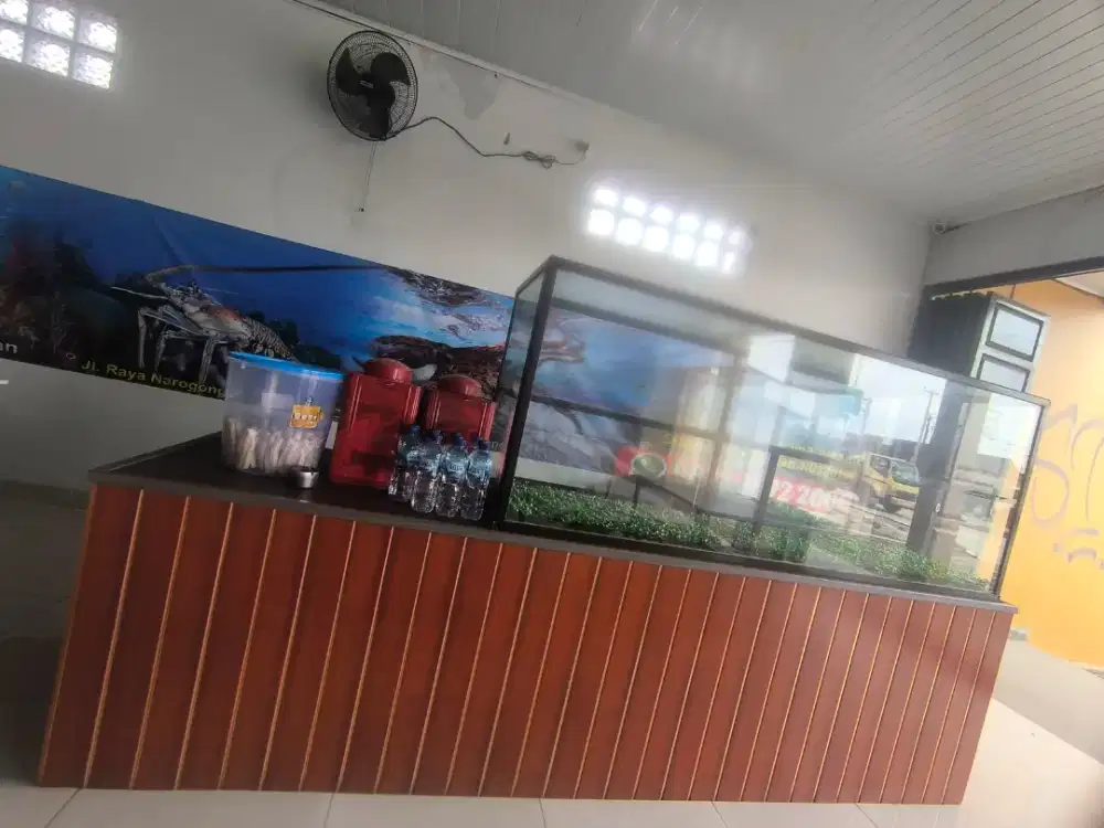 Dijual cepat meja + etalaseu ,