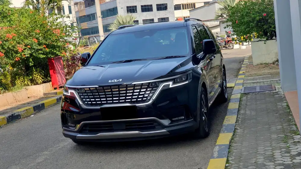 Km25rb kia grand carnival premiere diesel 11seater 2023 hitam