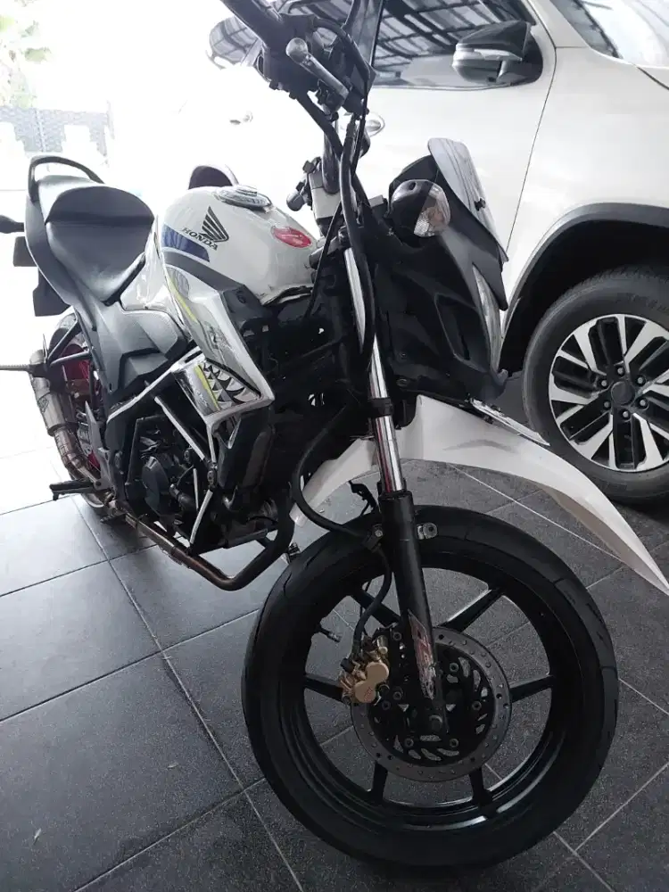 Honda CB 150 R Putih tinggal gas