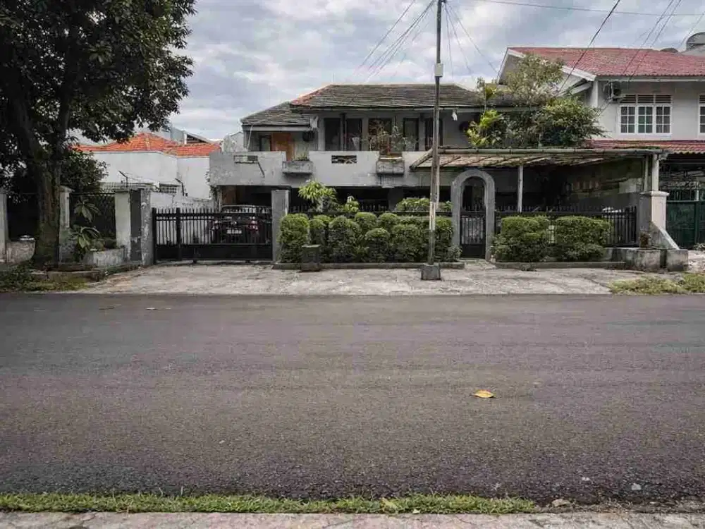 DIJUAL MURAH! RUMAH STRATEGIS JALAN MELAWAI 
Dekat Panglima Polim – Blok M, Jakarta Selatan

Kesempatan langka memiliki rumah di kawasan paling hidup Jakarta Selatan. Lokasi super strategis, cocok untuk hunian, kantor, klinik, maupun investasi.

Spesifika
