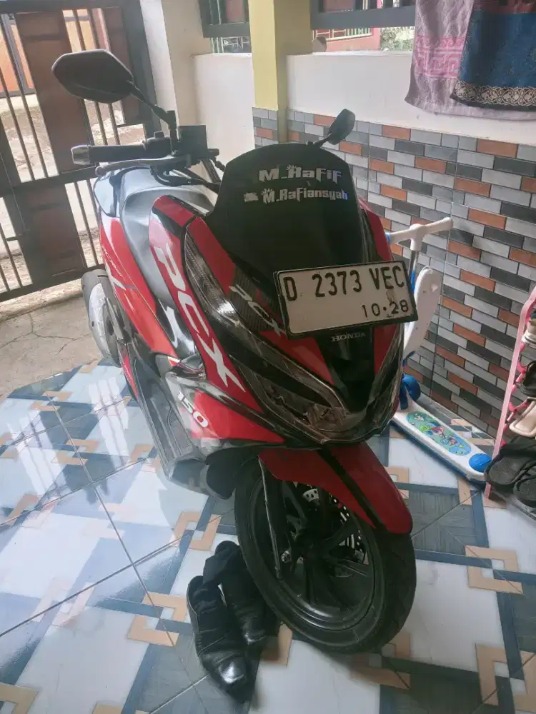 PCX 150 hitam .