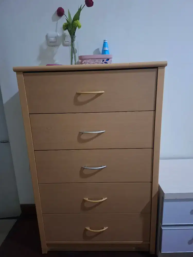 Lemari  dengan Laci 5 pintu