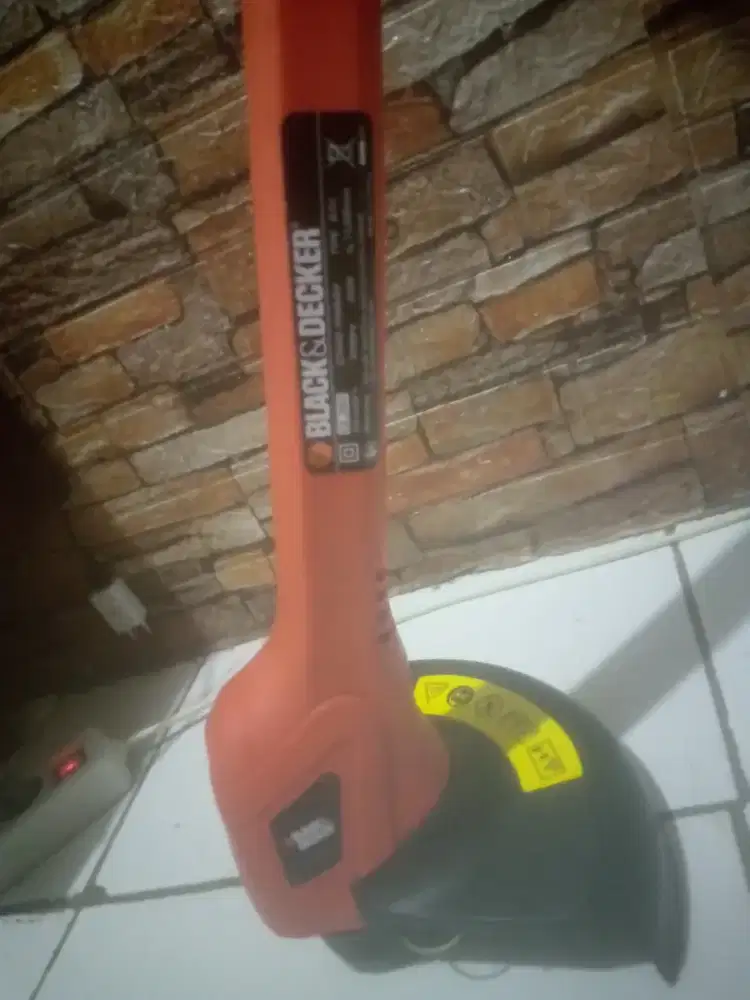 Pemotong rumput Black Decker GL260