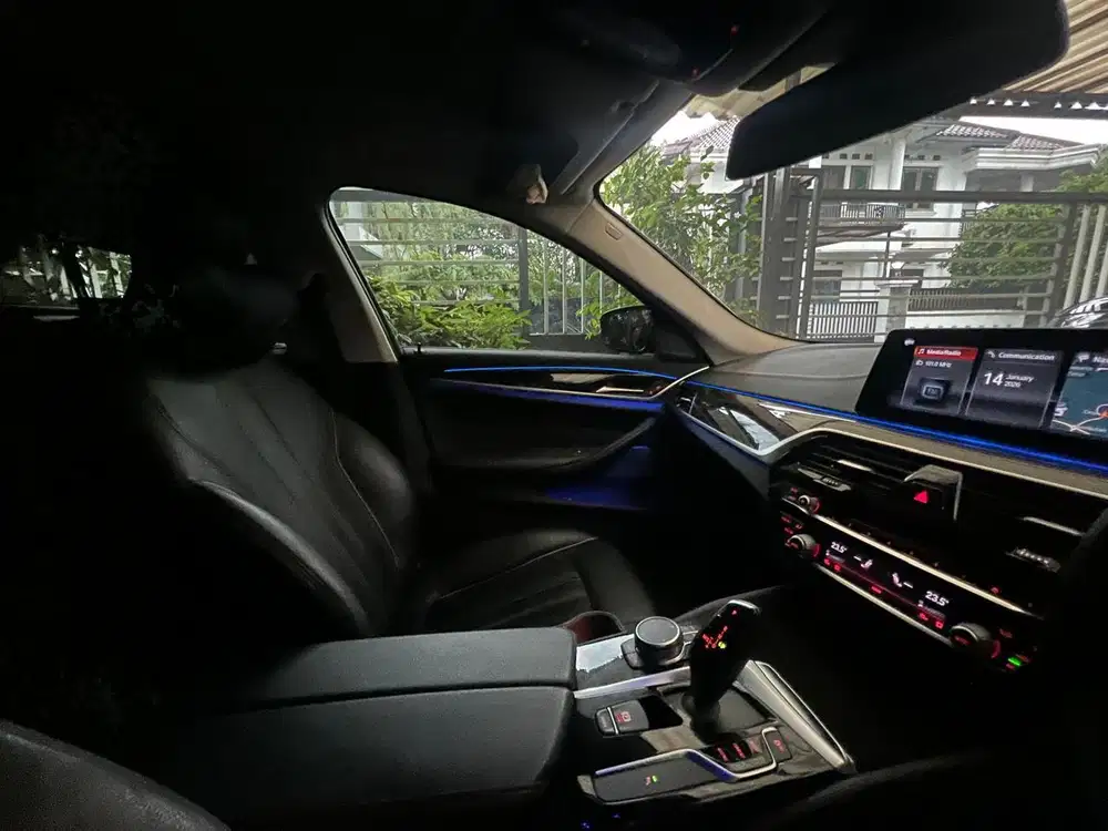 BMW 530i Hitam 2018 Bensin Luxury Mulus Terawat Km Rendah