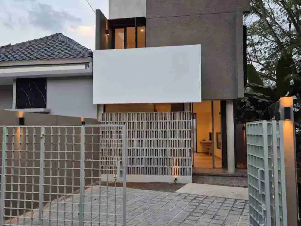 Dijual Rumah modern 3,5 lantai, siap huni, lokasi strategis.
