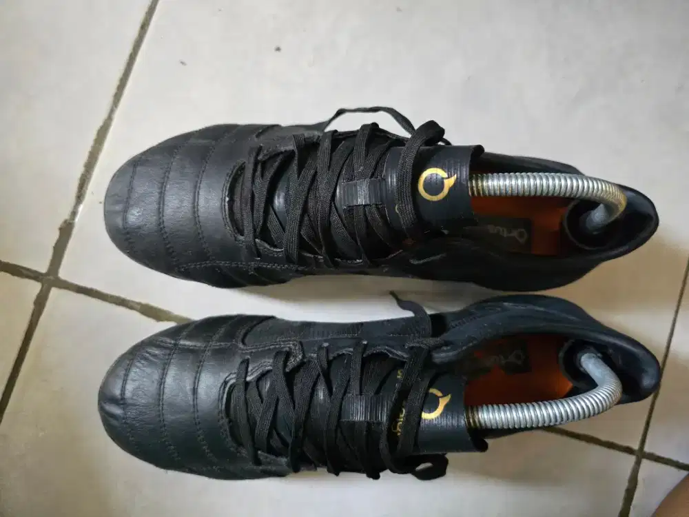Sepatu bola gak pernah di pake