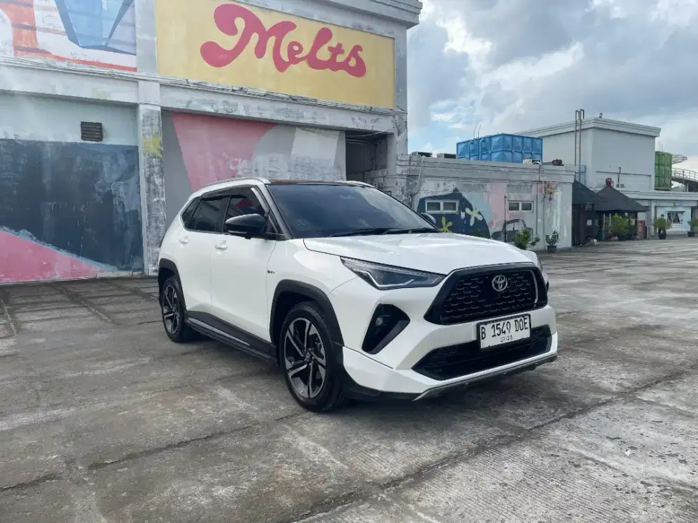 Toyota Yaris GR Cross Hybrid 2023 putih
