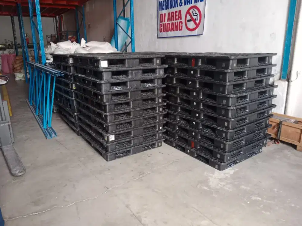 Palet plastik baru siap antar