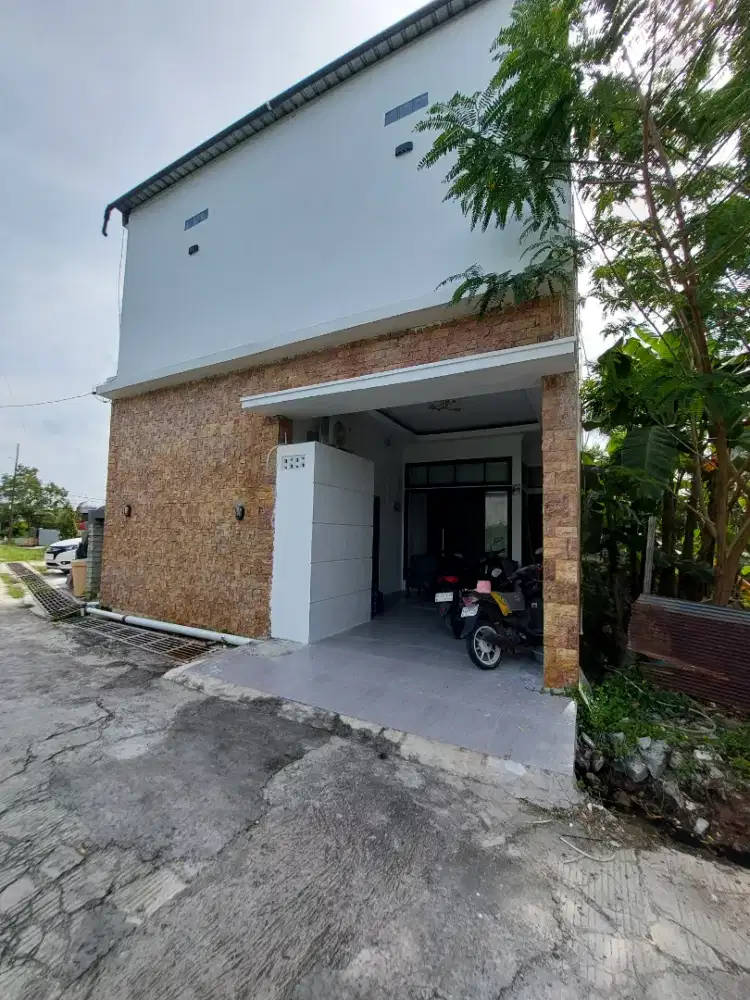 Rumah sekaligus kosan baru jadi parkiran luas.