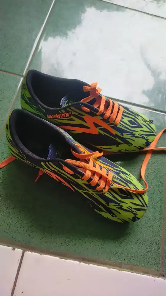 Sepatu bola size 37