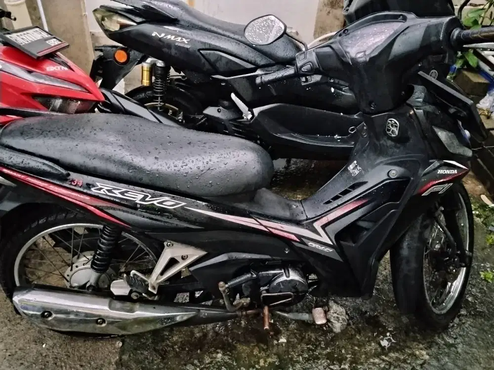 Di jual motor bekas revo Vit 2016 lengkap surat surat, masih bagus