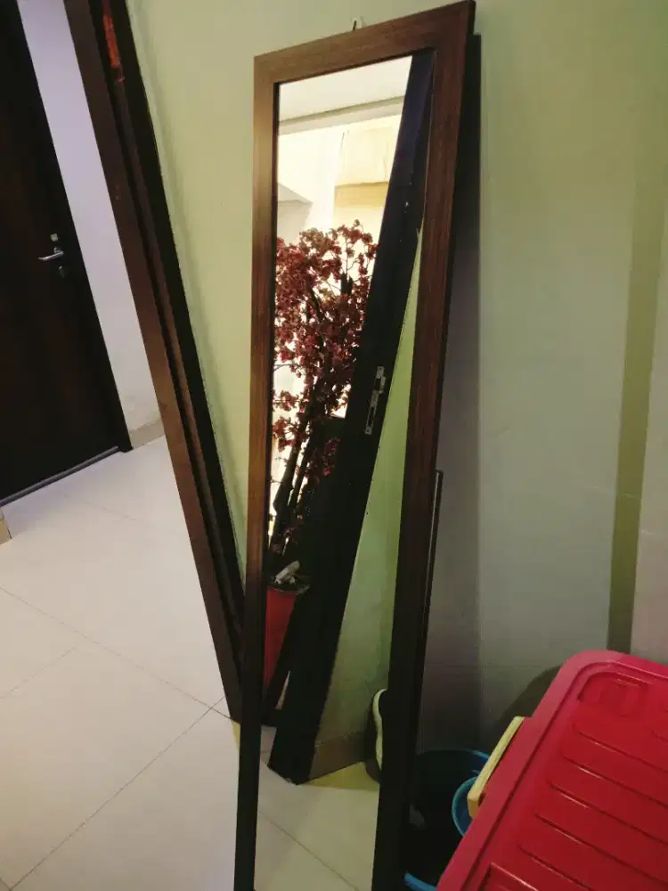 Meja strika dan cermin