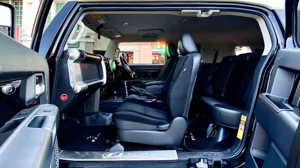 KM 40RB Toyota FJ Cruiser 4x4 AT Fullspec NIK 2014 Black On Black