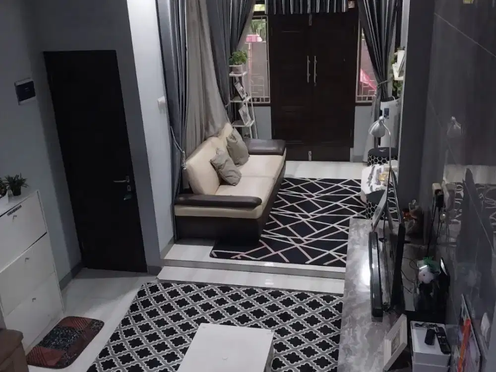 DIJUAL RUMAH 3 LANTAI   Di Komplek Taman Royal-3  Tangerang