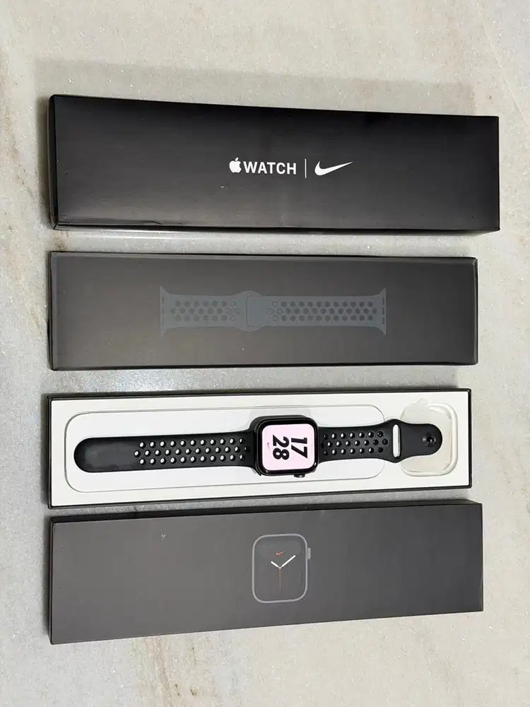 APPLE WATCH | SE NIKE + | 44 MM | ALUMUNIUM BLACK
