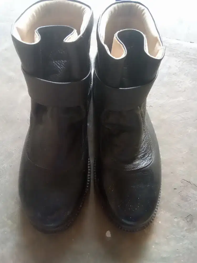 Sepatu safety berbahan kulit