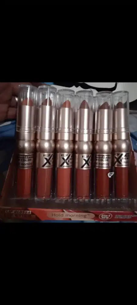 Lip gloos & lip stik hold morning 2in1