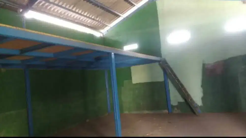 gudang menyimpan barang