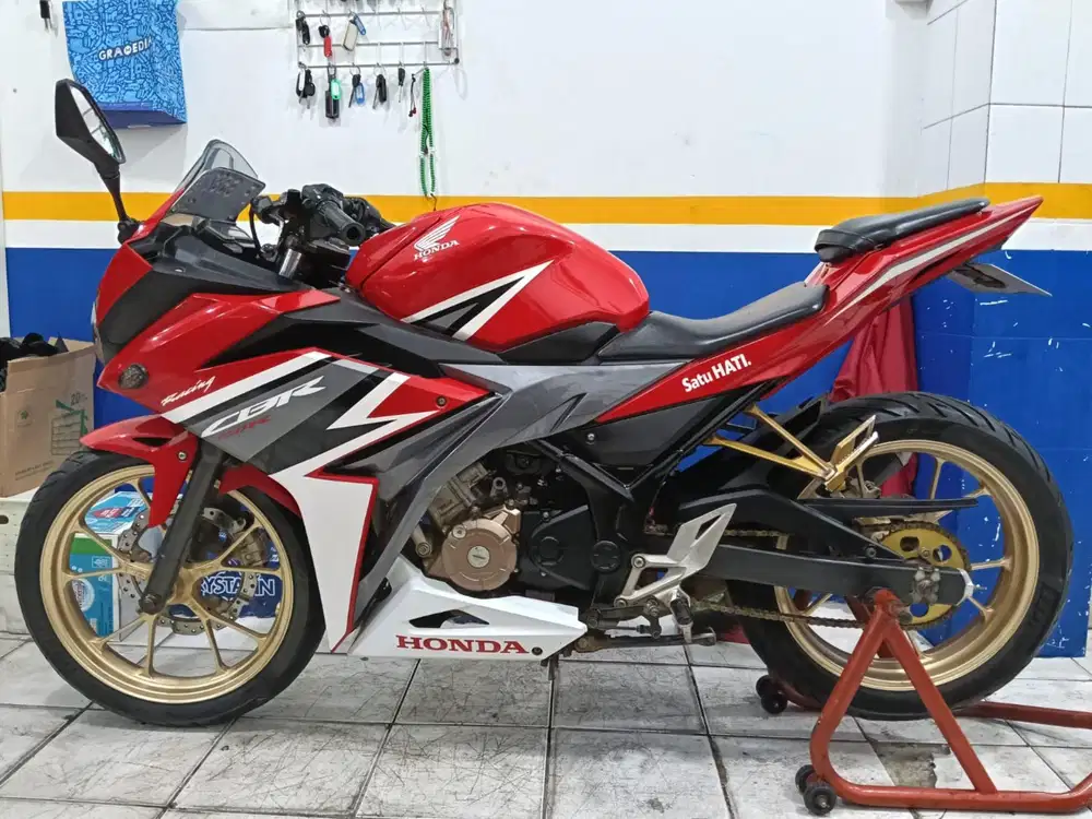 DIJUAL CASH KREDIT DP MINIM 800 HONDA CBR 150R THN 2019 PAJAK IDUP