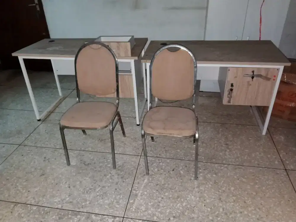 Di jual meja kerja/belajar 2 buah plus kursi