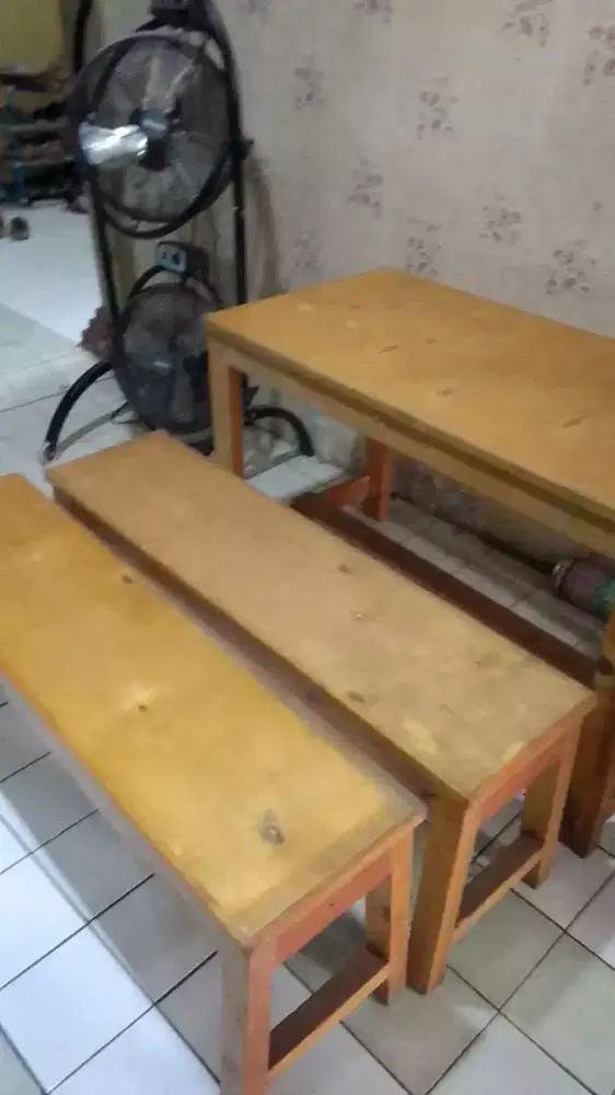 1 meja dan 2 bangku panjang kayu