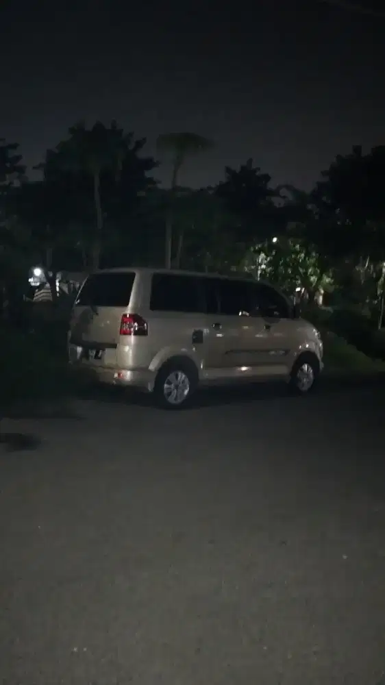 Dijual mobil apv x tahun 2005 dijual karena  buat tambah beli rumah