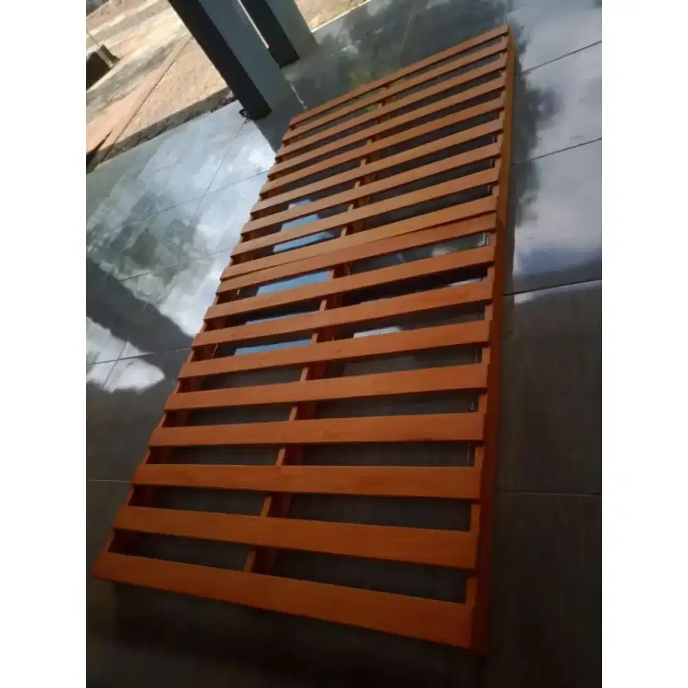 Dipan kasur dan lemari plastik portable