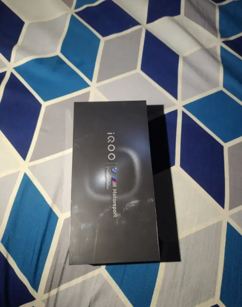 IQOO 13 16/512 NEW BNIB SEGEL NOREPACK