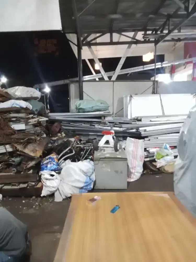 Rombeng jual beli barang bekas rongsokan