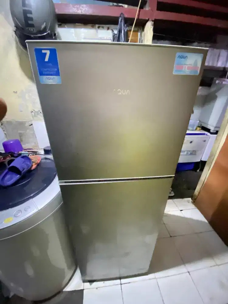 Kulkas 2pintu merk Aqua