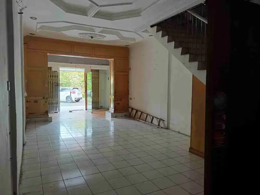 DISEWAKAN CEPAT RUKO SIAP PAKAI 2,5 LANTAI HADAP JALAN RAYA MODERNLAND